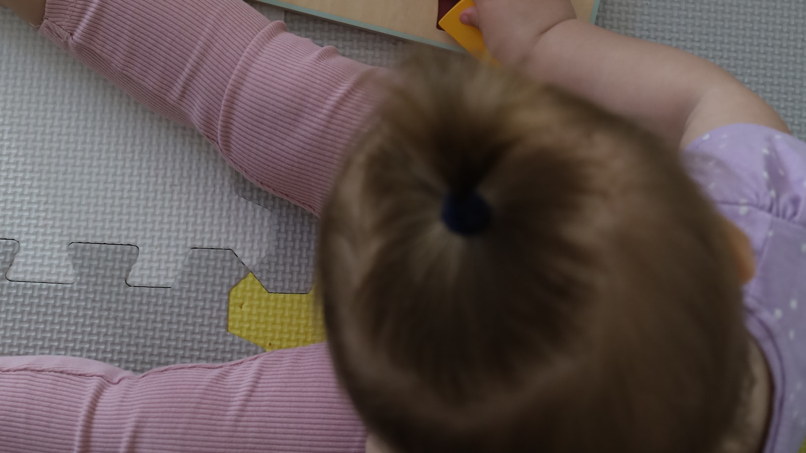 Kolorowe zabawki: klucz do‍ rozwijania zmysłów niemowlaka